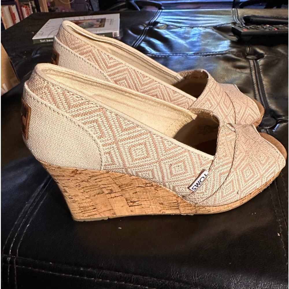 TOMS Wedge Natural Woven Diamond open toe wedges. Size 7